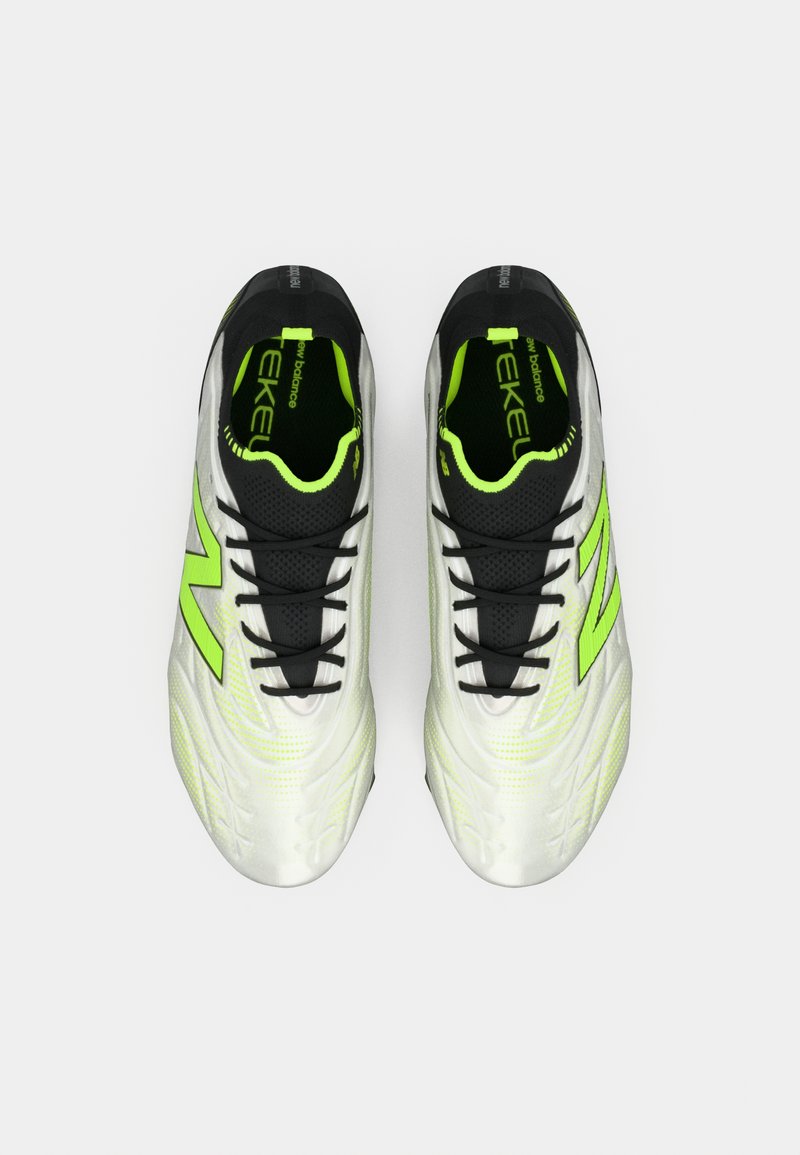 Un paio di scarpe sportive bianche e verde neon con lacci neri, interno nero e grande logo "N" verde, viste dall'alto su sfondo bianco.