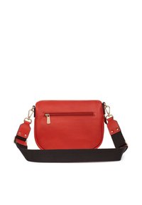 Borsa a tracolla in pelle rossa con forma piatta, hardware dorato, tasca frontale con zip e tracolla regolabile in tessuto nero. Texture liscia.