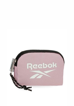 Pequeño bolso rectangular de tela rosa con cremallera negra y cordón de tirador, con el logotipo blanco de Reebok centrado en el frente.