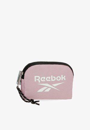 Pequeño bolso rectangular de tela rosa con cremallera negra y cordón de tirador, con el logotipo blanco de Reebok centrado en el frente.