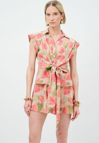 Abito avvolgente floreale realizzato in tessuto leggero, con motivi di tulipani rosa e verdi, maniche corte, colletto e vita legata.