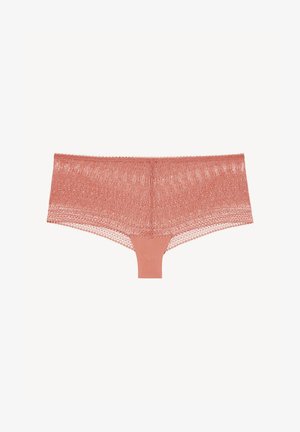 Sous-vêtements hipster à dentelle en corail doux, présentant un motif texturé, un dos lisse et une taille élastique pour le confort.