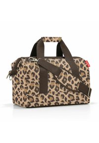 Bolsa de lona con estampado de leopardo en beige y marrón, que cuenta con un tejido resistente, dos asas superiores y una correa de hombro ajustable con herrajes metálicos.