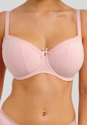 Lichtroze gevoerde beha met kanten rand en kleine strik, gedragen op een vrouwelijk torso tegen een effen achtergrond.