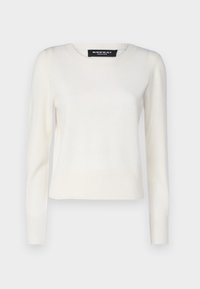 Pull en cachemire blanc à manches longues avec poignets et ourlet côtelés, encolure ronde, et étiquette de la marque Repeat à l'intérieur du col.