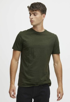 T-shirt vert foncé à manches courtes avec un col rond, fabriqué en tissu texturé doux. Design simple, forme ajustée sans embellissements.