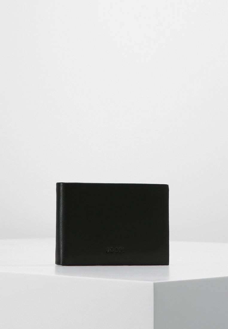 Zwarte leren portefeuille met een zachte textuur, rechthoekige vorm, reliëflogo op de voorkant en een minimalistisch ontwerp.