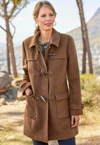Brauner Wollmantel mit Kragen, Toggle-Verschlüssen und aufgesetzten Taschen. Besitzt eine taillierte Form und kontrastierende Nähedetails.