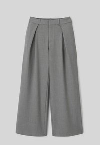 Pantalons larges gris en tissu texturé, avec des plis avant et une taille lisse. Pas de poches visibles ni d'embellissements.