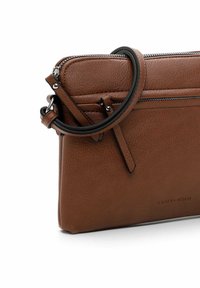 Clutch in pelle marrone con superficie testurizzata, chiusura con zip, tracolla nera a contrasto e logo impresso sul davanti.