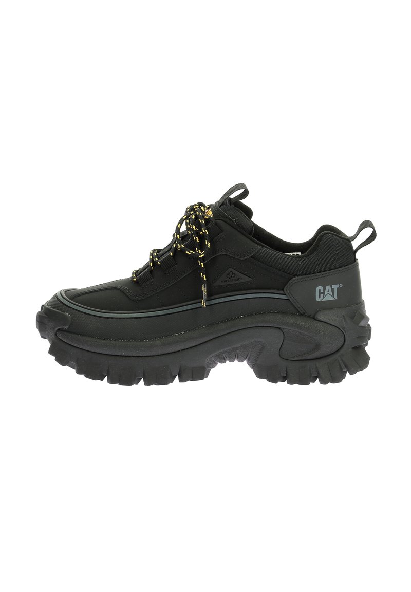 Zwarte waterdichte sneaker met een gestructureerde rubbersole, robuust ontwerp en contrasterende gele veters. Heeft een zijlogo en een gewatteerde kraag.
