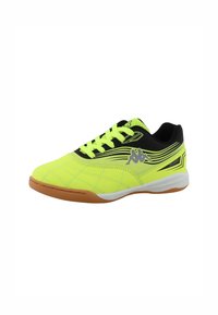 Scarpe da ginnastica giallo neon con accenti neri, tomaia testurizzata e lacci verdi. La suola è di colore gomma con un intersuola bianca.