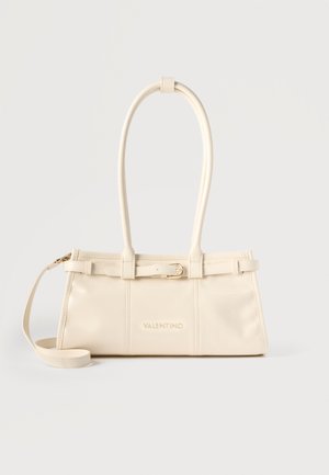 Τσάντα Valentino σε κρεμ χρώμα με διπλές λαβές, αποσπώμενο ιμάντα ώμου και διακοσμητική ζώνη με χρυσή αγκράφα στο μπροστινό μέρος.