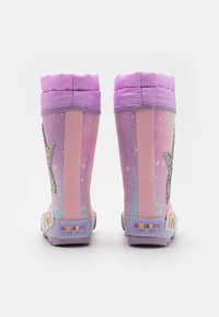 Bottes imperméables roses et lavande avec une finition brillante, présentant un accent en étoile argentée et un détail arc-en-ciel sur la languette.