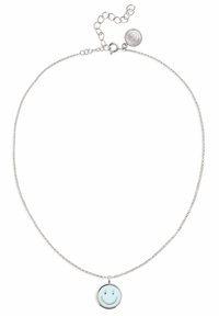 Collana in argento con un ciondolo rotondo in smalto blu chiaro raffigurante un faccino sorridente. Include una chiusura con gancio regolabile.