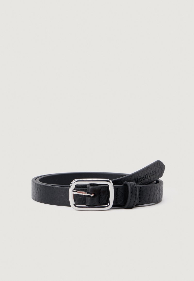 Ceinture en cuir noir texturé roulée avec une boucle rectangulaire argentée et une extrémité cousue sur un fond clair uni.