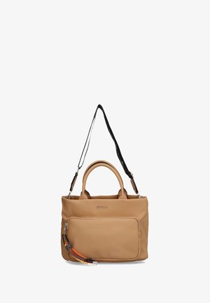 Bolso de piel marrón claro con doble correa negra para el hombro, un bolsillo con cremallera en la parte frontal y un llavero decorativo multicolor adjunto.