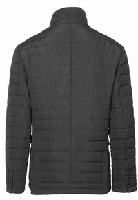 Giubbotto trapuntato grigio scuro con colletto alto, cuciture orizzontali, maniche lunghe e dettagli in bottone sui polsini. Texture liscia.