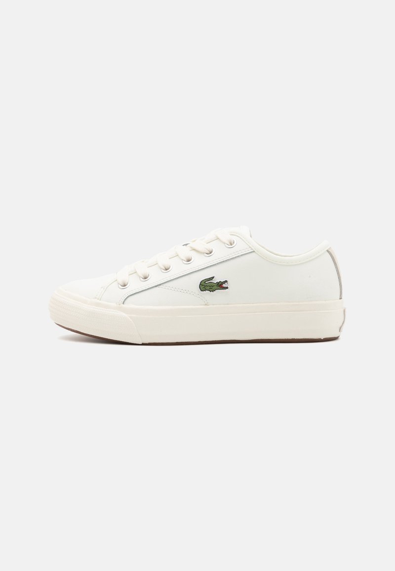 Sneaker bianca con suola in gomma, chiusura con lacci e logo di coccodrillo verde ricamato sul lato. Materiale liscio e design minimalista.