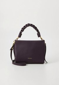 Nahast käekott tumelillas toonis, punutud ülaosaga sang, kuldsed riistvara elemendid, eemaldatav õlarihm ja esiküljel reljeefne logo.