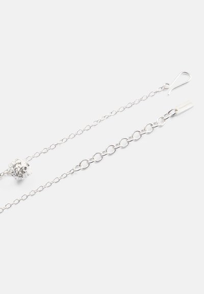 Ασημένια αλυσίδα λαιμού με υφασμένο κυκλικό κρεμαστό κόσμημα, διαθέτει κούμπωμα καβούκι και ρυθμιζόμενο μήκος με κυκλικές συνδέσεις.