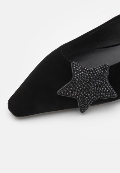 Černá semišová plochá bota s špičatou špičkou a hvězdicovým zdobením s černými rhinestones na boku.
