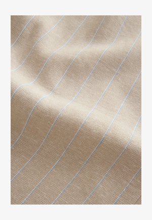 Tissu beige texturé avec des rayures verticales bleu clair, présentant un motif tissé et une surface lisse. Adapté à diverses applications textiles.