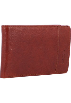 Cartera de cuero marrón con una textura suave, forma rectangular, bordes redondeados y detalle de logotipo en relieve. Diseño minimalista sin herrajes.