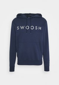 Mörkblå hoodie i mjukt tyg, med en känguruficka, dragsko i huvan och texten "SWOOSH" i vitt över bröstet.