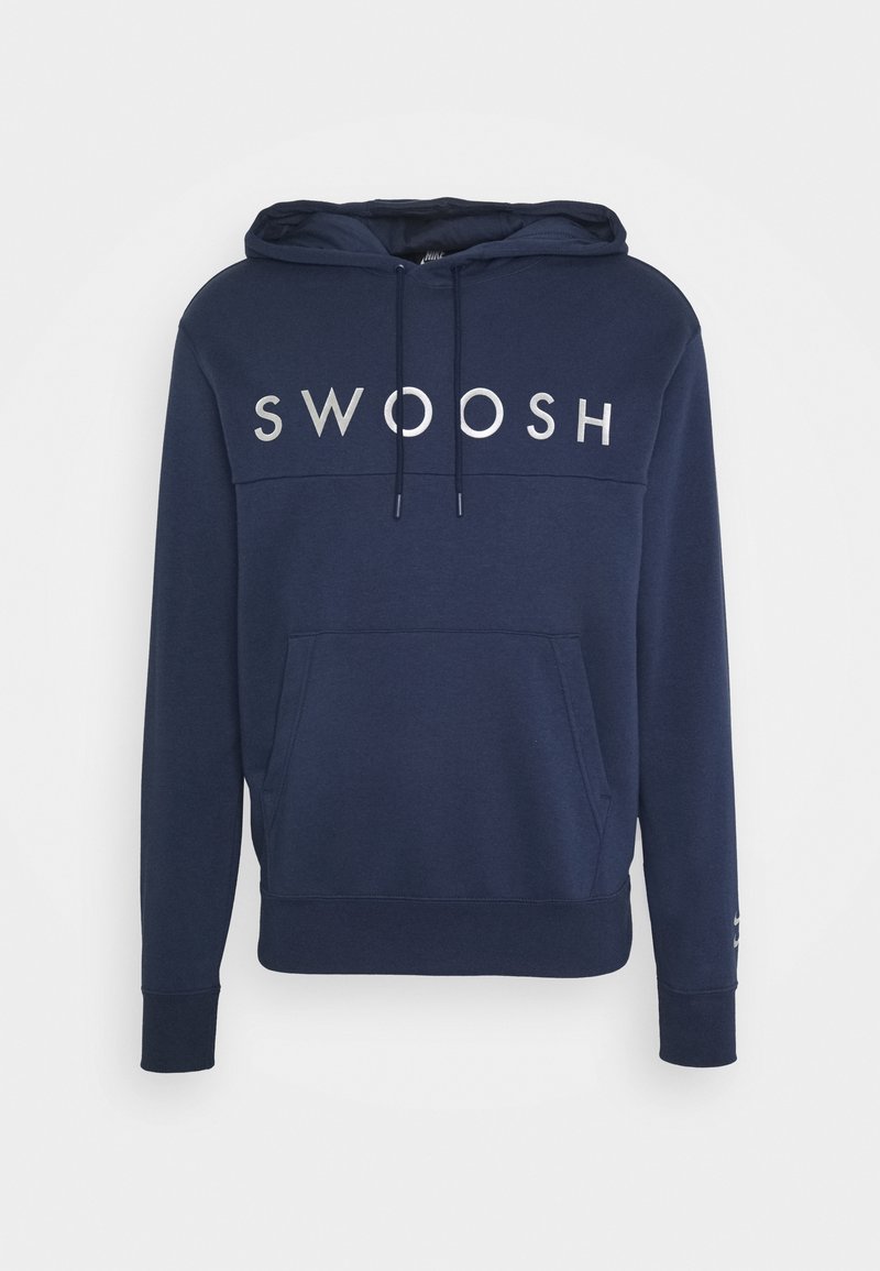 Mörkblå hoodie i mjukt tyg, med en känguruficka, dragsko i huvan och texten "SWOOSH" i vitt över bröstet.