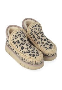 Chaussons à motif léopard avec un dessus en textile, doublure en peluche et une épaisse semelle en caoutchouc avec un accent beige.