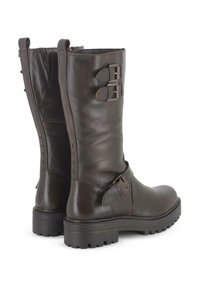 Botas altas hasta la rodilla de cuero marrón con detalles de doble hebilla, acabado texturizado y suela de goma duradera con un patrón de profundidad marcado.