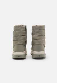 Wasserdichte Knöchelboots in gedecktem Grau. Gepolsterter Schaft mit horizontalen Paneelen. Seitlicher Reißverschluss und gummierte Sohle mit Struktur. Strapazierfähige Dämpfung.