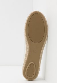 Semelle de chaussure espadrille de couleur claire, avec un dessous en caoutchouc texturé, des accents en jute tressé, et une indication de taille 37.