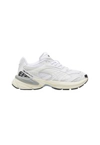 Weißer Sportschuh mit Obermaterial aus Mesh und Synthetik, abgerundeter Zehenpartie, Schnürverschluss, gepolstertem Zwischensohl und schwarzen Gummisohlenelementen.