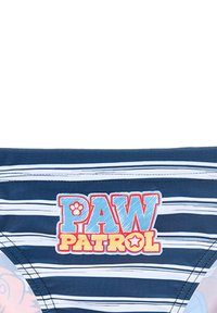 Marineblaue Badehosen mit weißen horizontalen Streifen, versehen mit einem bunten "PAW PATROL" Logo in Rot, Blau und Gelb sowie einem Pfotenabdruck.