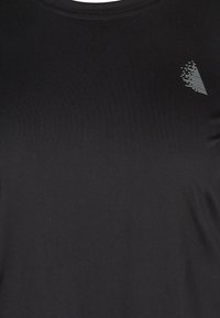 Zwarte T-shirt met korte mouwen, gemaakt van gladde stof. Het heeft een ronde halslijn en een klein grijs geometrisch logo aan de linkerkant.