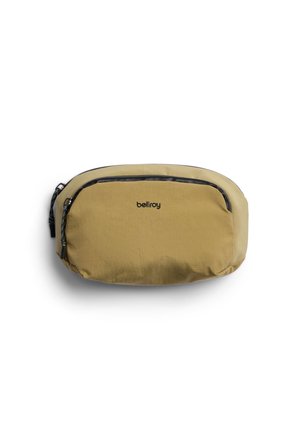 Petit étui en tissu beige avec deux compartiments à fermeture éclair noire, marqué "bellroy" à l'avant, conçu pour transporter de petits objets personnels.