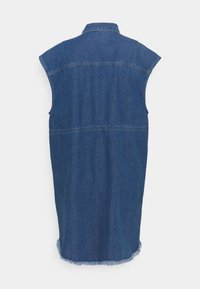 Jeans ärmlös klänning i mörkblått, med krage, fransad fåll och ryggsömsdetaljer. Slät textur, avslappnad design.