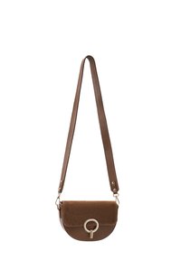 Braune Leder- und Wildleder-Crossbody-Tasche mit runder Form, goldenen Hardware-Elementen und einem dünnen, verstellbaren Tragegurt. Verfügt über einen runden Verschluss.