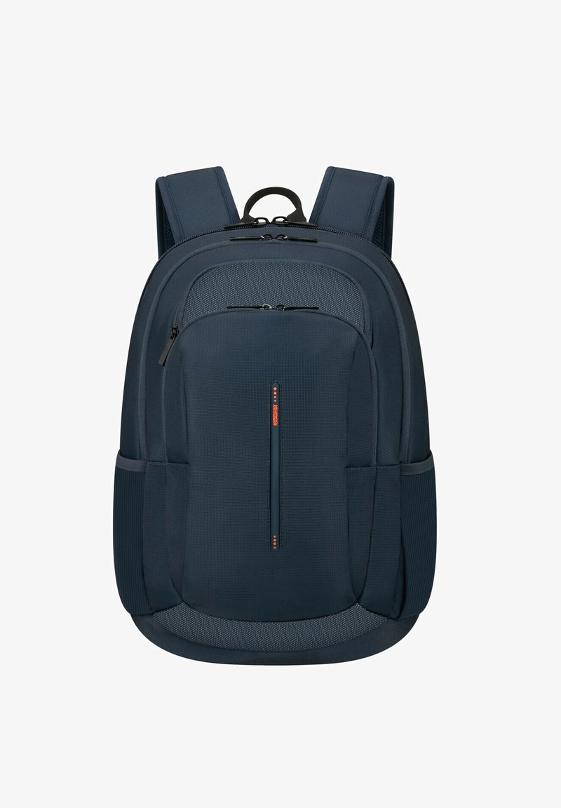 Mochila de color azul marino con correas acolchadas, bolsillo frontal con cremallera y acentos de malla. Material suave con un panel texturizado y cremalleras duraderas.