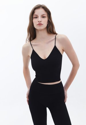 V-NECK SEAMLESS CROP SINGLET - Linne - black