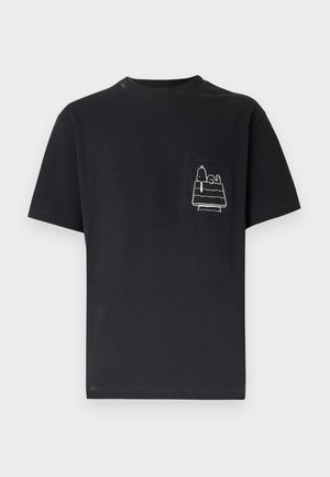 T-shirt noir à manches courtes avec une poche poitrine illustrée d'un dessin en lignes blanches représentant un chien allongé sur une niche.