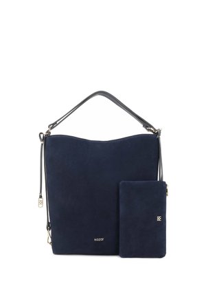 Sac à bandoulière en daim bleu foncé avec pochette rectangulaire assortie, garnitures dorées et sangle noire réglable sur fond blanc.