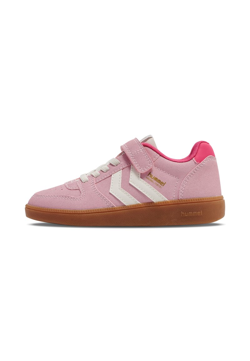 Roze suède sneaker met wit chevronontwerp, veters en klittenbandsluiting, en een zool van gumrubber. Merkenlogo aan de zijkant.