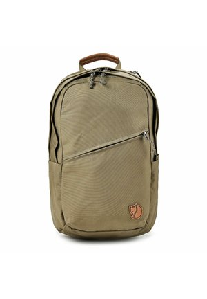 Sac à dos vert olive avec une poche zippée diagonale à l'avant, une poignée en cuir et un petit logo renard en cuir dans le coin inférieur droit.