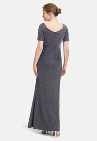 Długa, dopasowana suknia wieczorowa w ciemnoszarym kolorze, z krótkimi rękawami, dekoltem w kształcie litery V z tyłu i lśniącą teksturą. Dopasowane kroje z subtelnym blaskiem.