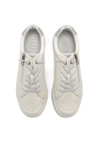 Baskets gris clair avec un dessus en cuir texturé, dotées d'une fermeture éclair sur le côté, d'un laçage et d'un subtil accent métallique sur le talon.
