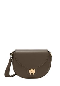 Borsa a tracolla in pelle marrone con forma arrotondata, hardware dorato e chiusura a pattina. Presenta una tracolla regolabile con dettaglio del logo in rilievo.