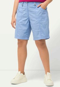 Světle modré šortky vyrobené z bavlněné směsi, s polovičním pasem, dvěma předními kapsami a lemem, který sahá těsně nad koleno.